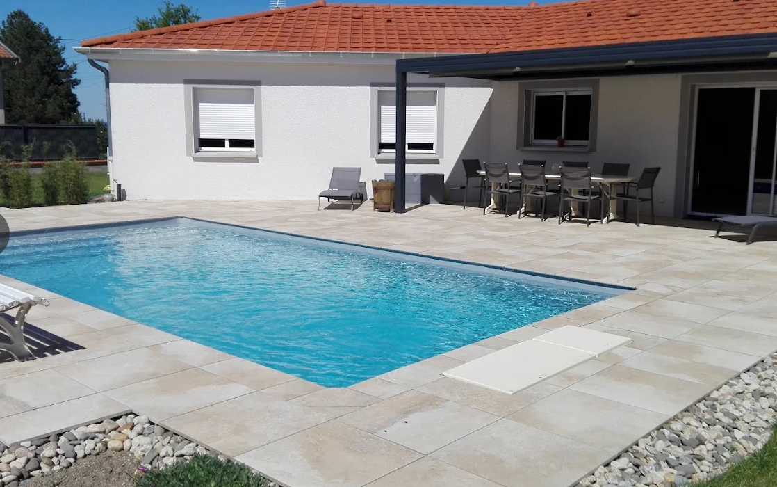Plage de piscine carrelée – réalisation Vido Céramiques Loire