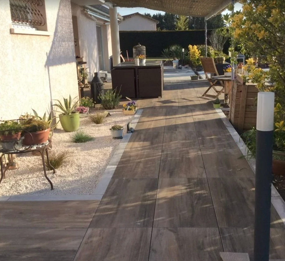 Allée extérieure carrelage effet bois – réalisation Vido Céramiques